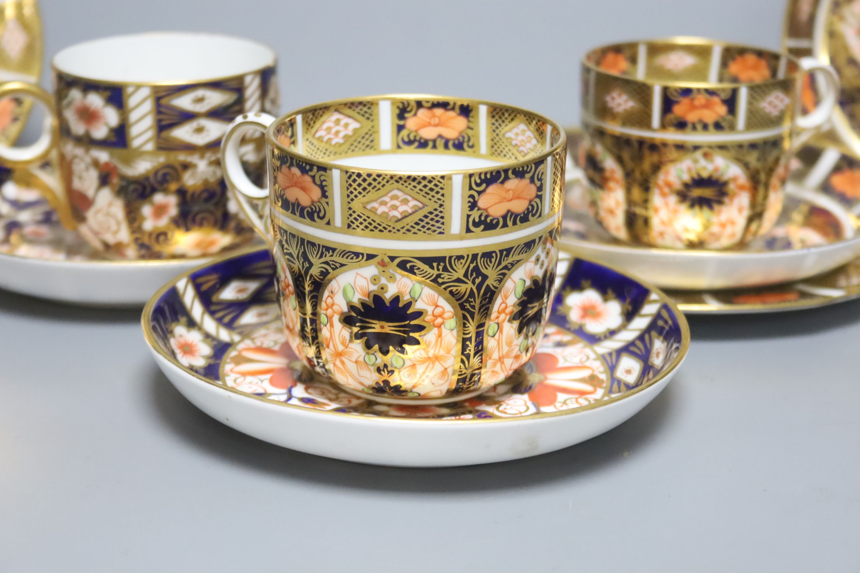 A quantity of Crown Derby teawares including three cups, three saucers and two plates